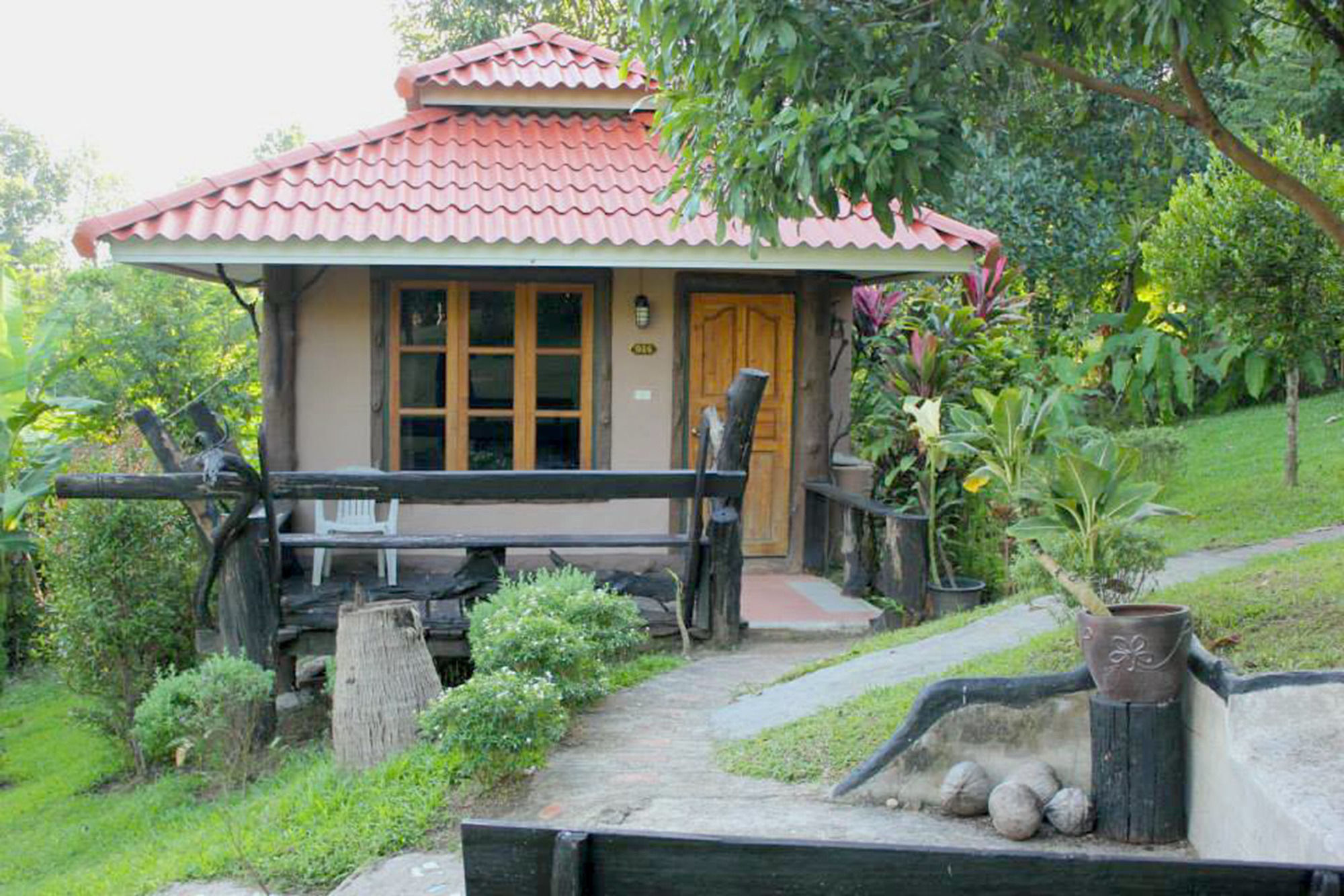 Baanphuthadol Hotell Mae Hong Son Eksteriør bilde